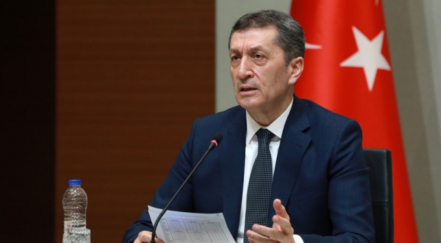 Milli Eğitim Bakanı Ziya Selçuk, Instagram Üzerinden Canlı Yayınla 8’inci Sınıf Öğrencilerinin Sorularını Yanıtladı.