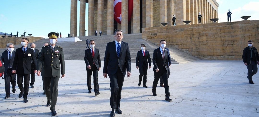 BAKAN SELÇUK, TÜM ÇOCUKLARI TEMSİLEN ATATÜRK’ÜN HUZURUNDA