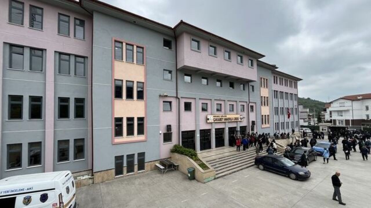 Öğrenci Ders Sırasında 4. Kattan Aşağıya Düştü
