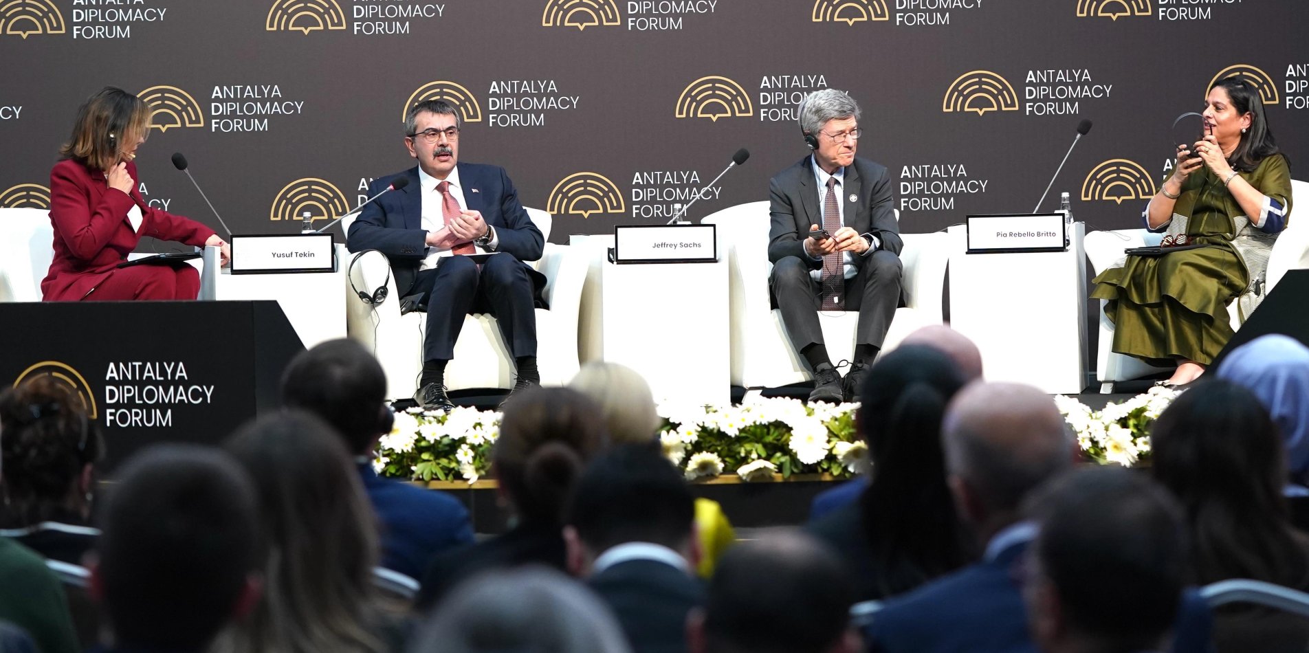 Antalya Diplomasi Forumunda “Ayrışan Dünyada Geleceği İnşa Etmek: Eğitimin Dönüştürücü Gücü” Paneli Gerçekleştirildi