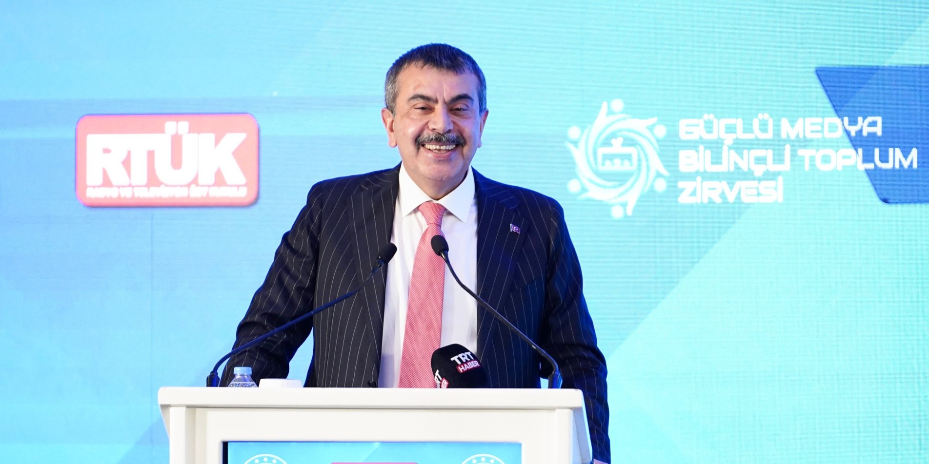 Bakan Tekin “Güçlü Medya, Bilinçli Toplum Zirvesi”ne Katıldı