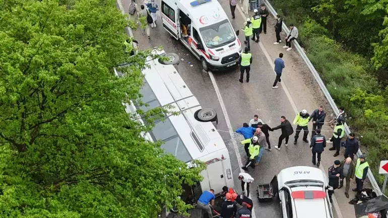 Sinop’ta Öğrencileri Taşıyan Tur Otobüsü Otomobille Çarpışarak Devrildi: 2’si Ağır 18 Yaralı