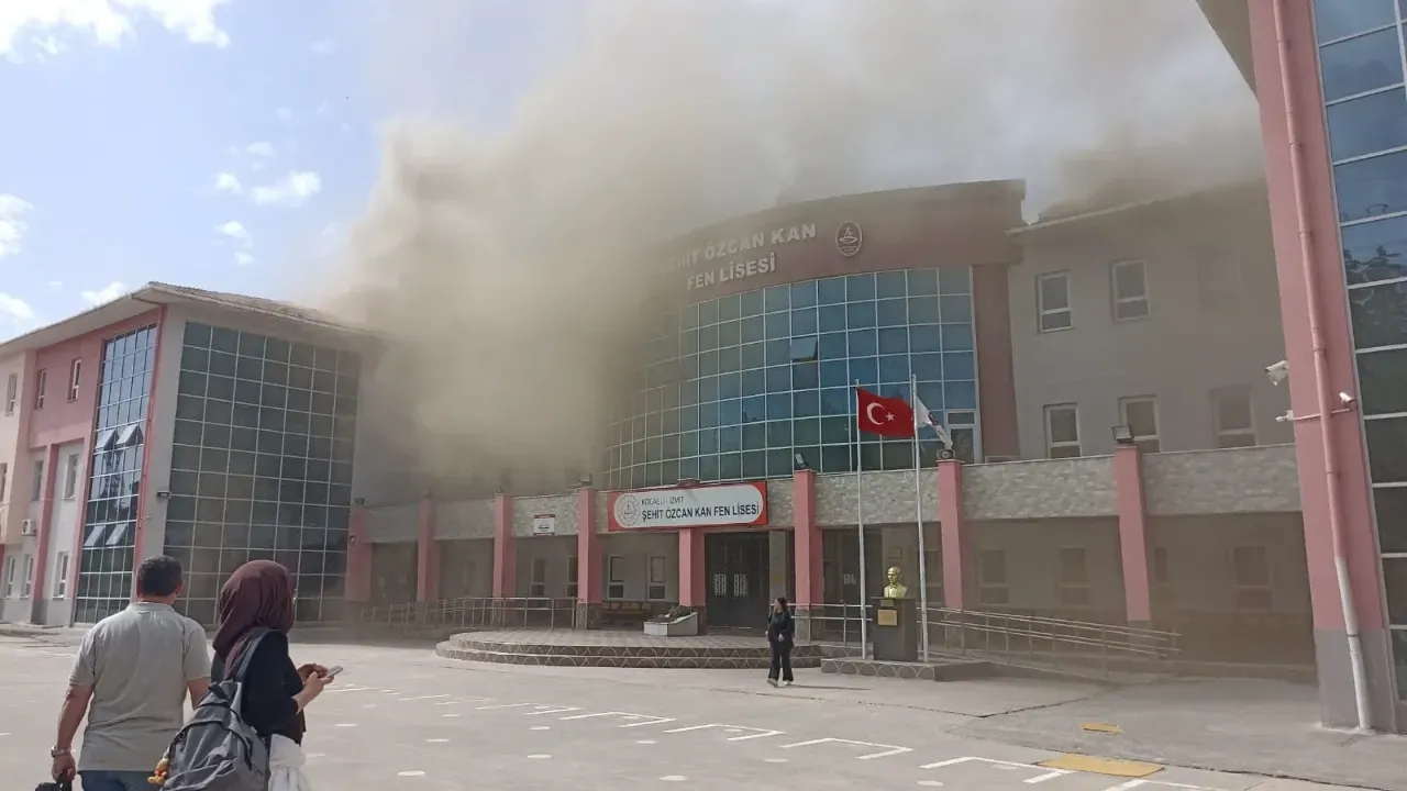 Kocaeli’de Fen Lisesi Yanıyor, Öğrenciler Tahliye Ediliyor